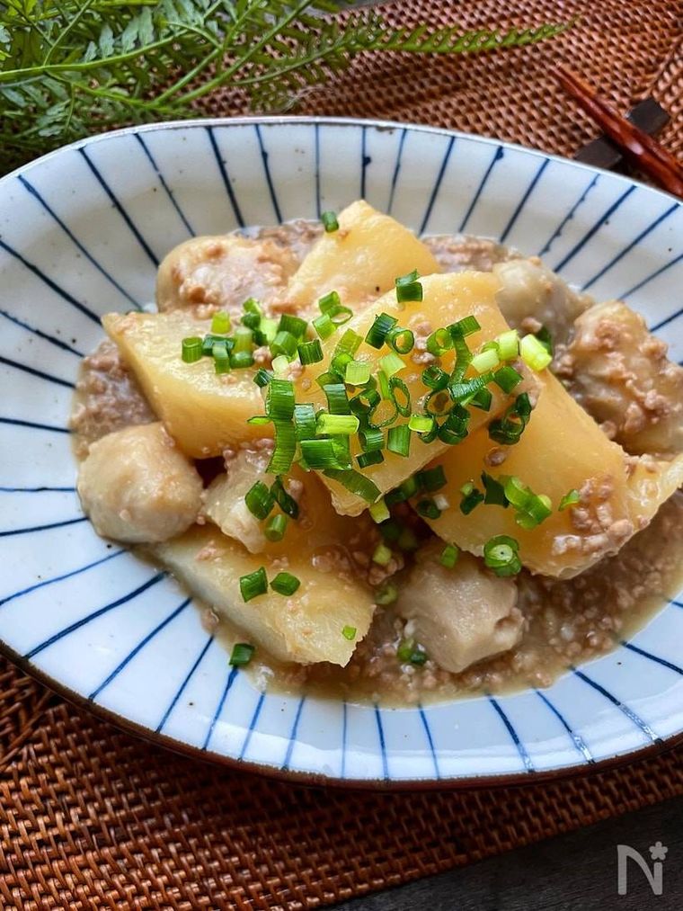 皿に盛られた大根と里芋のそぼろ煮