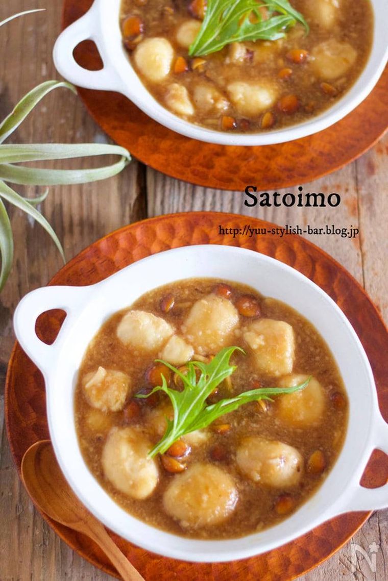 器に盛られた里芋のなめこあんかけ煮