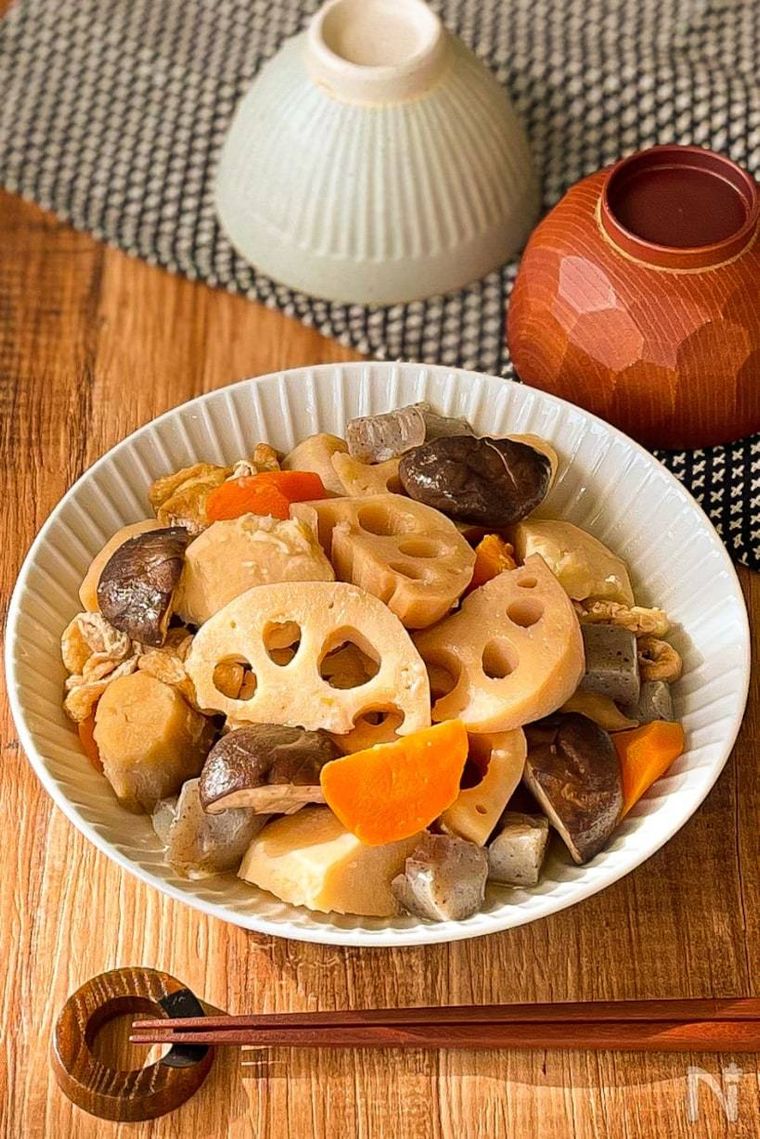 里芋、れんこん、にんじん、しいたけなどが入った煮物