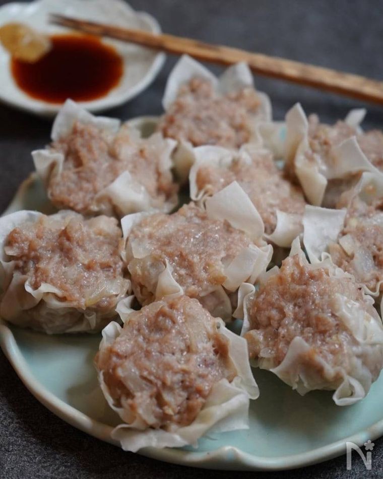 皿に盛られたれんこん入りのしゅうまい