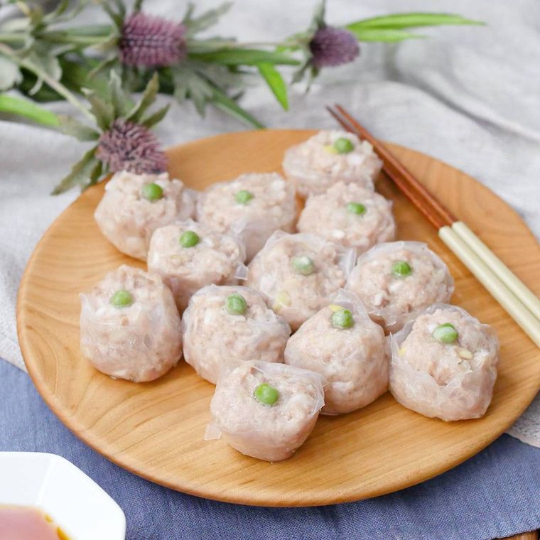 木のトレーに盛られたライスペーパーしゅうまい