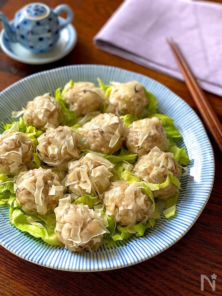 キャベツの上に盛られた豆腐入りのしゅうまい