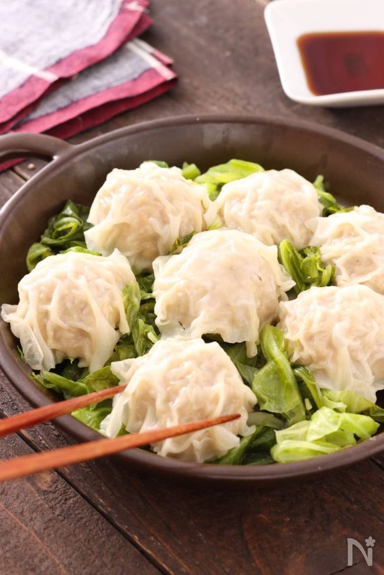 キャベツの上に盛られたはんぺんしゅうまい