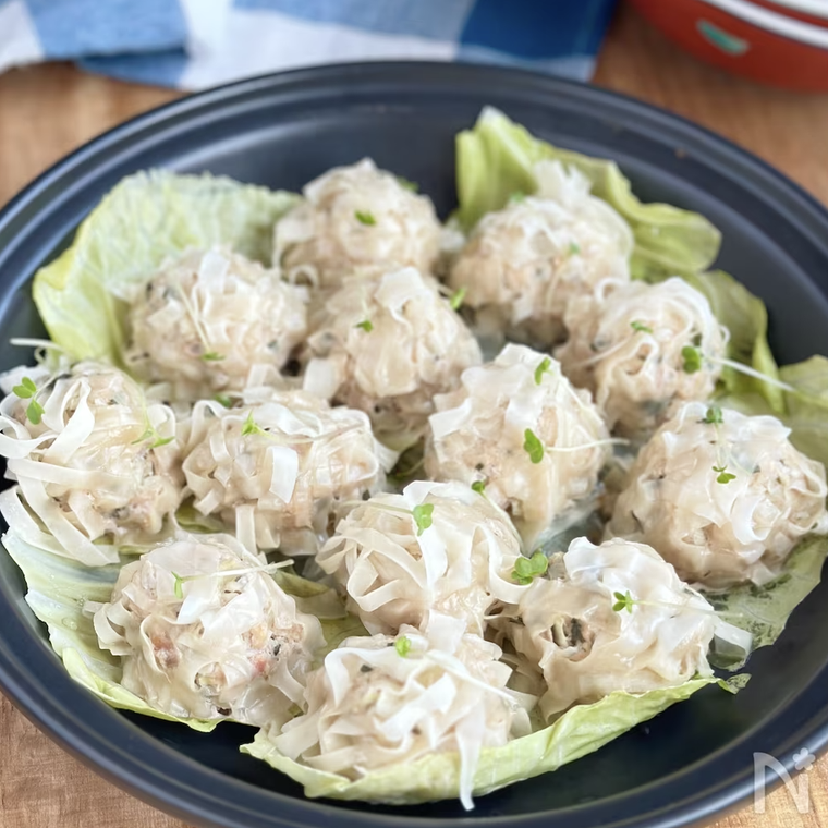 キャベツの上に盛られた梅しそ入りのしゅうまい