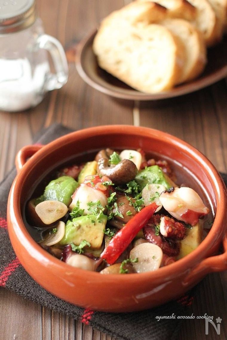 茶色いココットに入れられたたことアボカドのアヒージョ