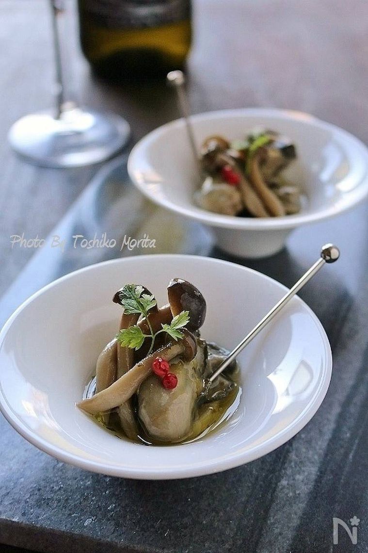 白い器に盛り付けられた牡蠣のジェノバ風アヒージョ