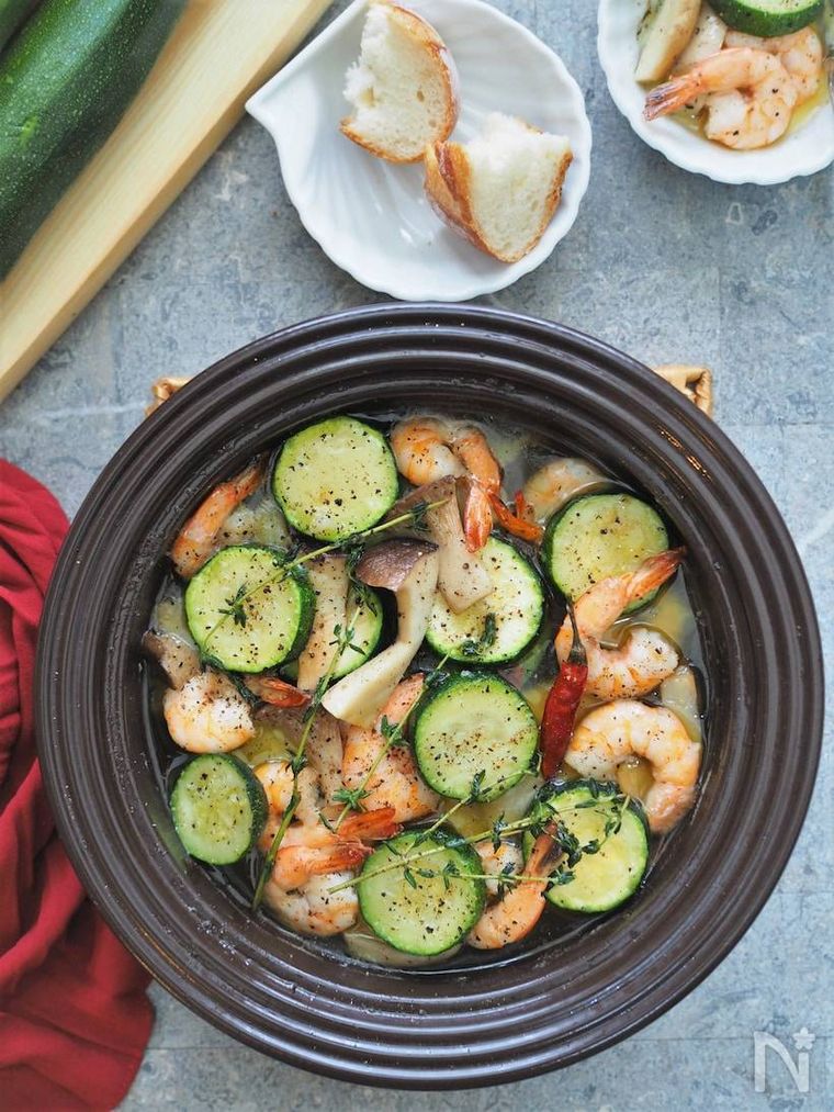 えびとズッキーニのアヒージョとバゲット