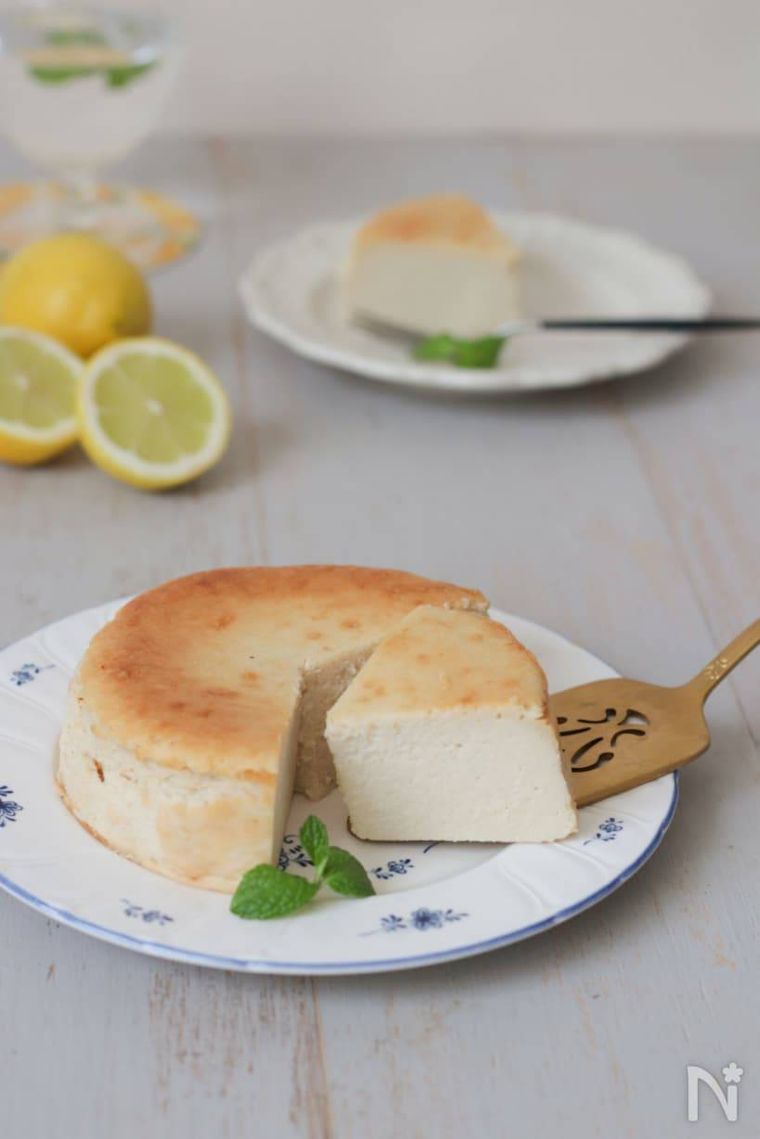 レモンベイクドチーズケーキをカットして取り分ける様子