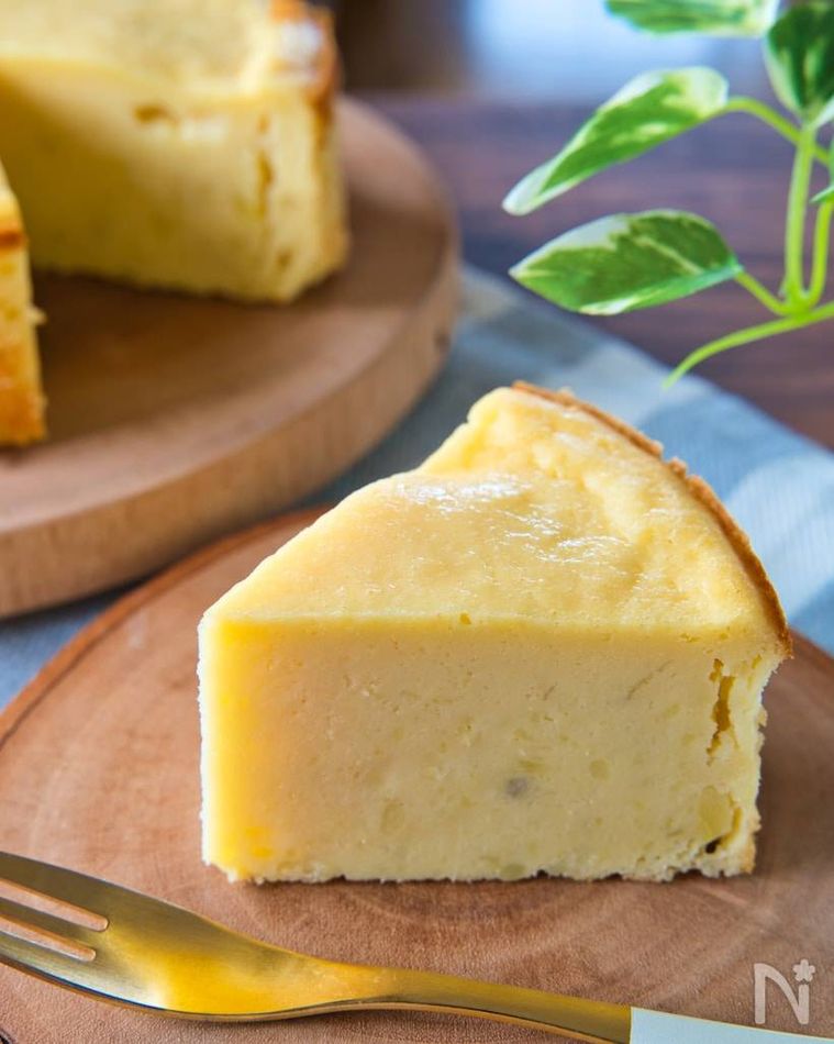 木製のボードにのせられたさつまいものベイクドチーズケーキとフォーク