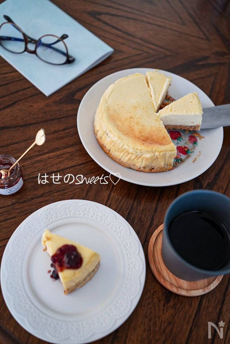 ジャムをかけたヨーグルトでなめらかベイクドチーズケーキ