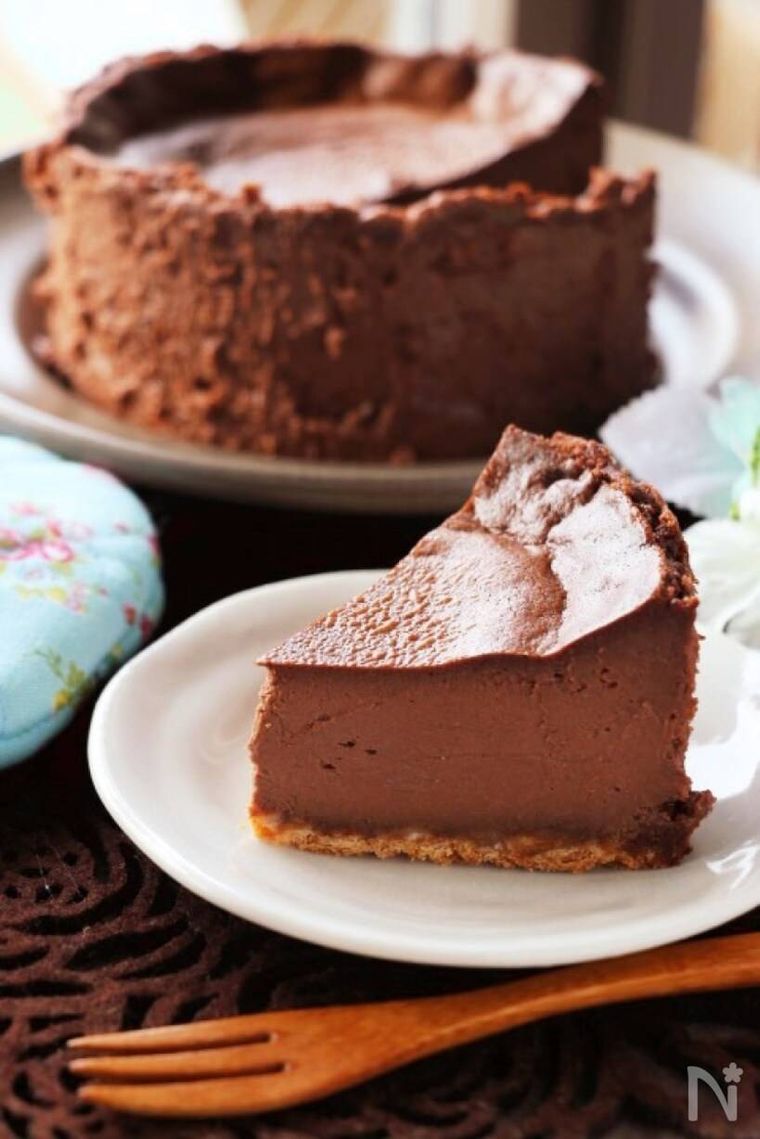 カットしたチョコレートベイクドチーズケーキと木製のフォーク