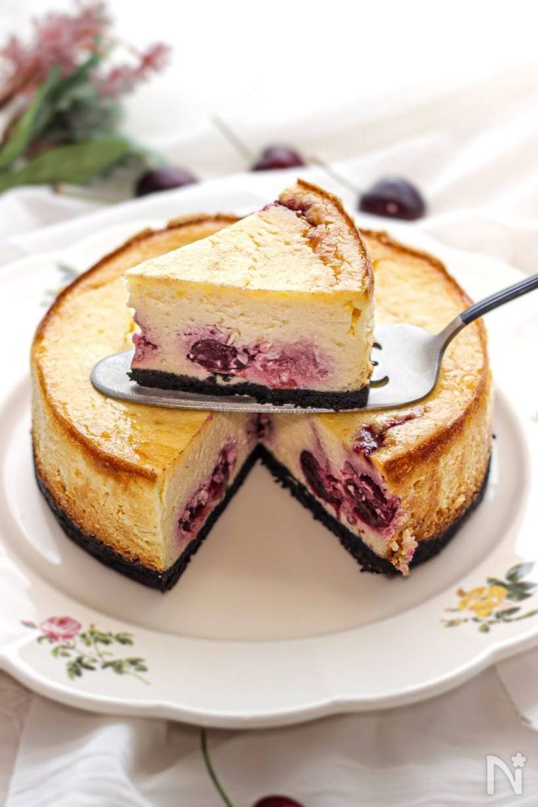 カットしたアメリカンチェリーのベイクドチーズケーキを取り分ける様子