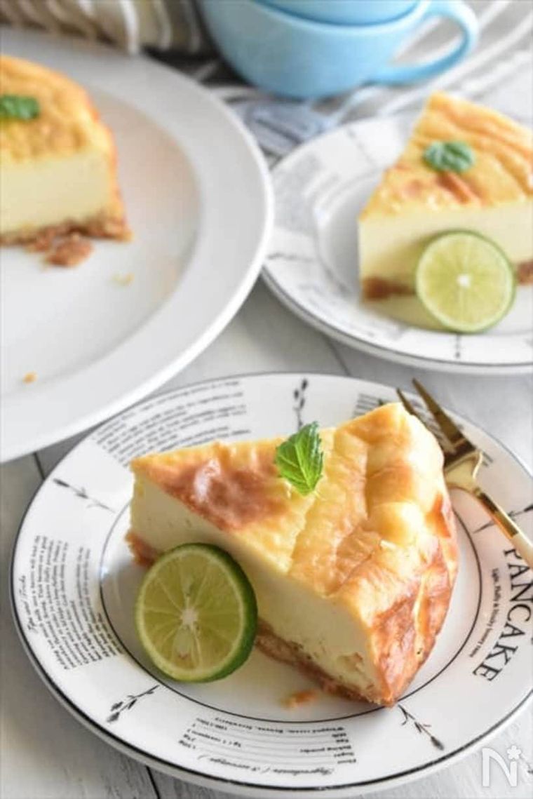 英字入りの器にのせられたベイクドチーズケーキとすだち