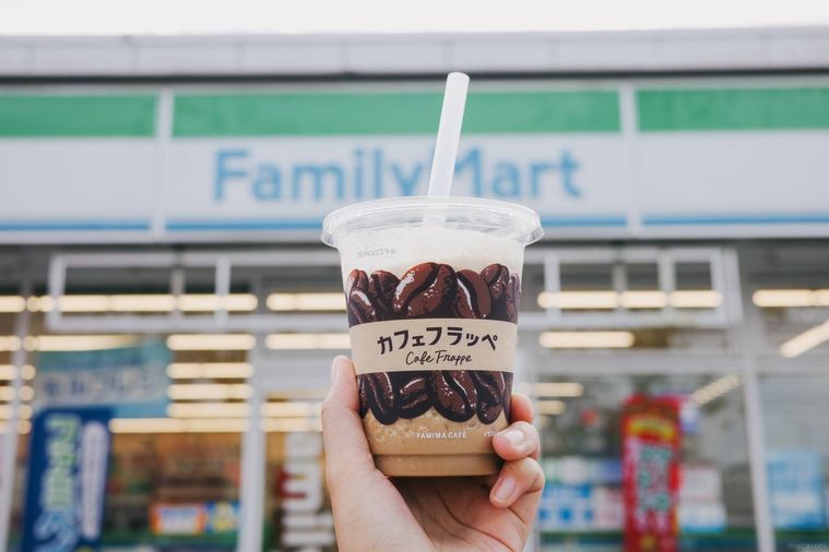 ファミマの前でカフェフラッペを持つ