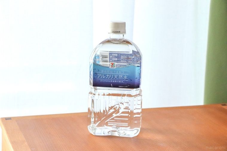 セブンイレブンの からだにうるおうアルカリ天然水のパッケージ