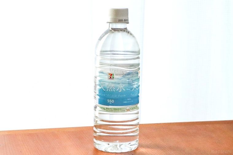 セブンイレブンの天然水のパッケージ