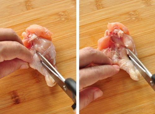 手羽元の肉を骨に沿ってはさみで切り開く様子