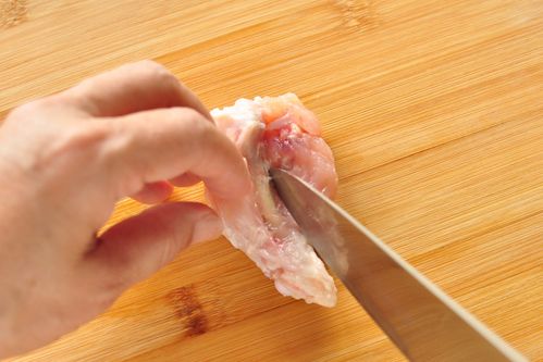 手羽元の骨に沿って包丁を入れながら開く様子
