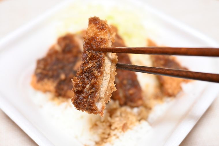 かつやのソースカツ丼弁当（梅）のカツをピックアップした画像