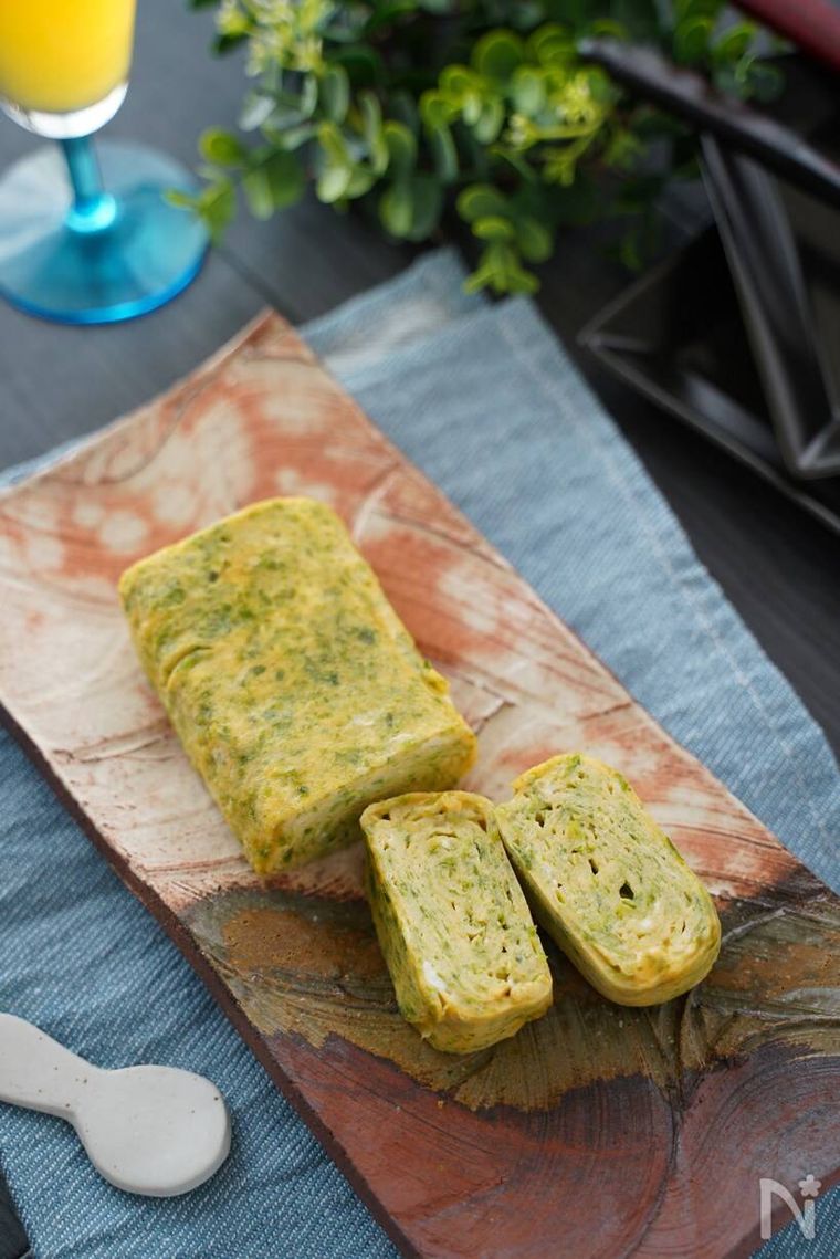 皿に盛られた青のり入りのだし巻き卵