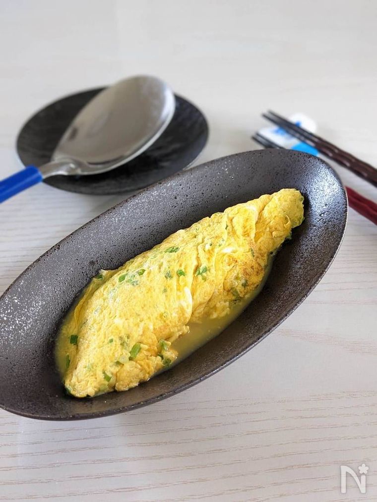 器に盛られたねぎ入りのだし巻き卵