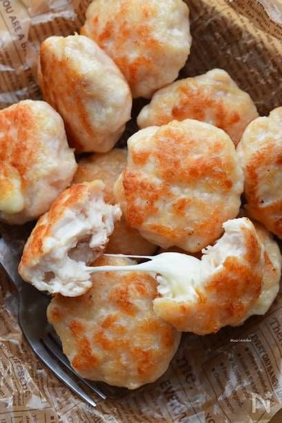 ナゲットの中のチーズが伸びている様子