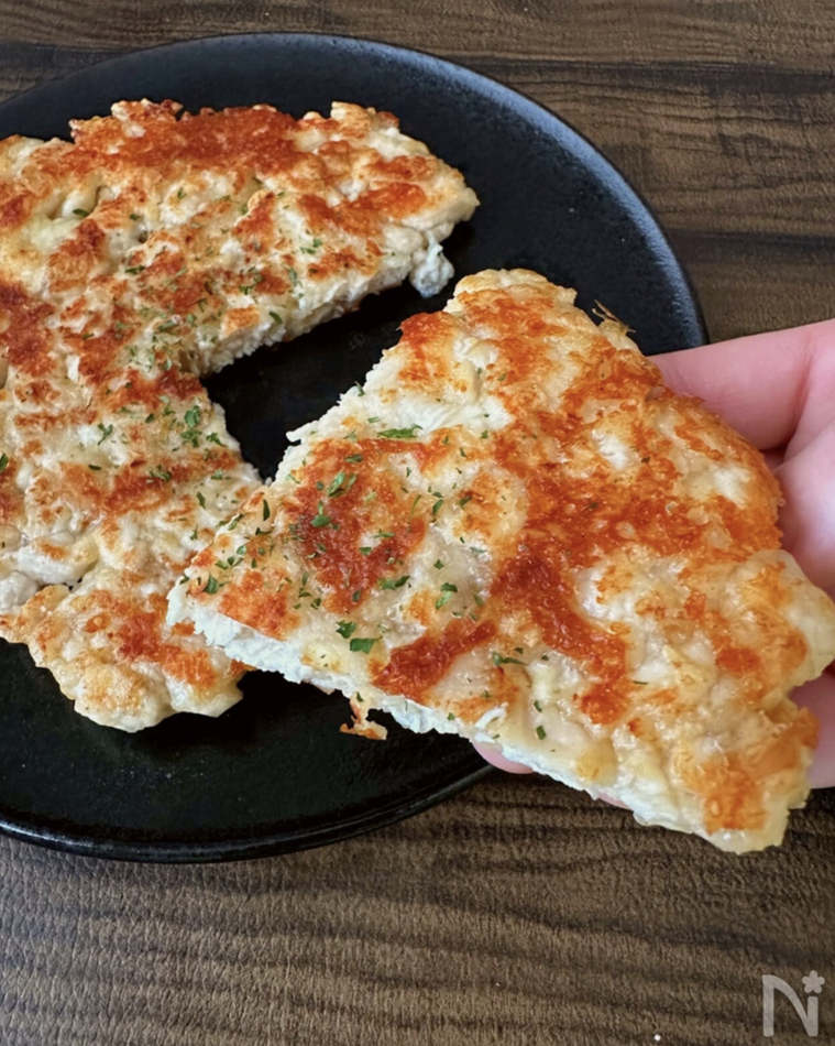 鶏むねとチーズのガレットを1枚手に取る様子