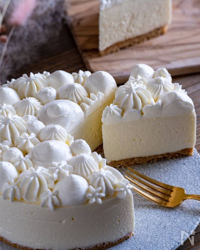 カットされたふわふわレモンレアチーズケーキが置かれている