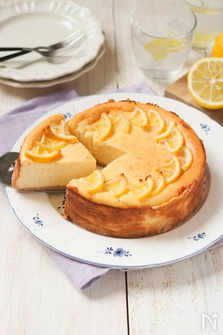 白い器にホールタイプのレモンチーズケーキが置かれている