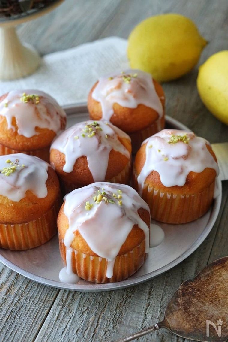 銀色の器に米粉レモンマフィンが数個置かれている