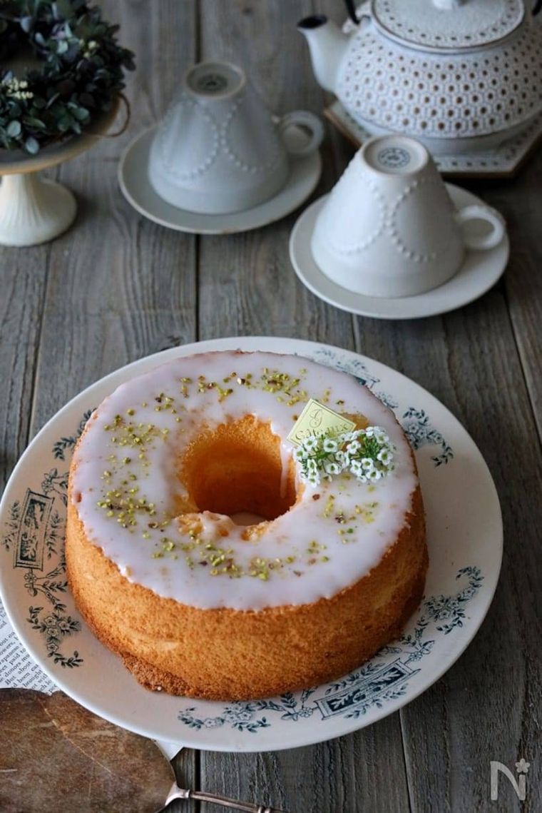 白い柄入りの器に米粉ノンオイルレモンシフォンが置かれている