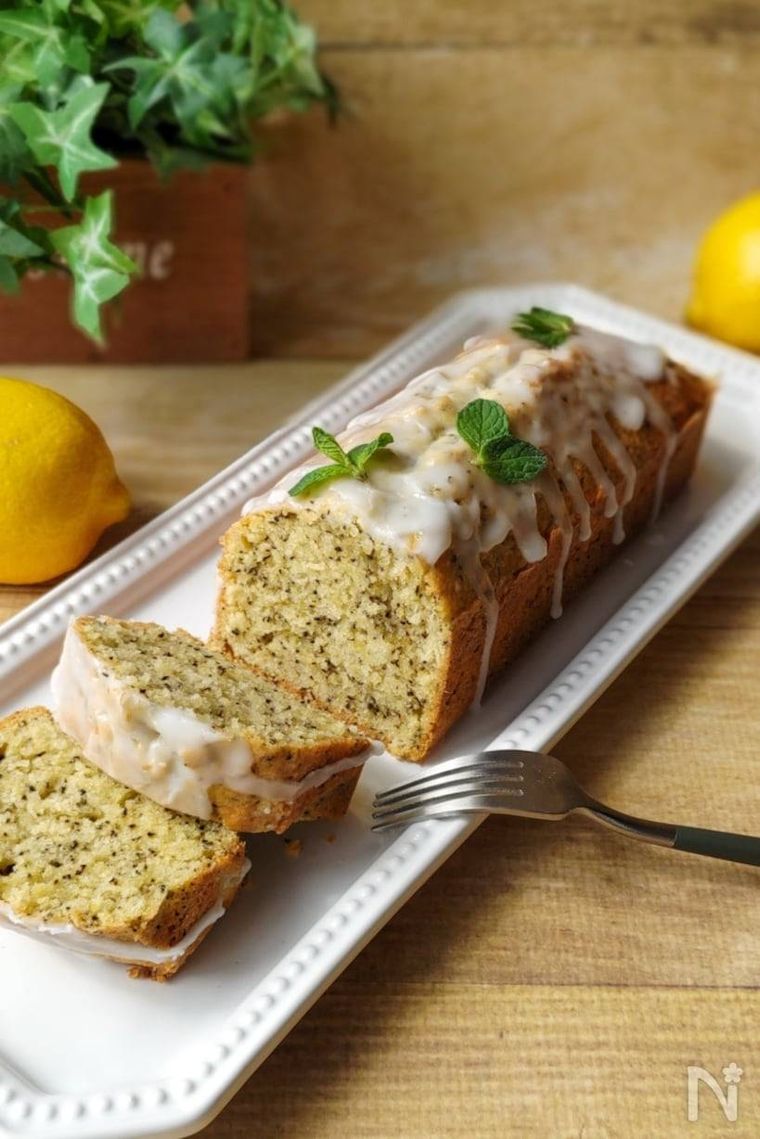 白い長方形の器にカットされたレモンティーパウンドケーキが置かれている