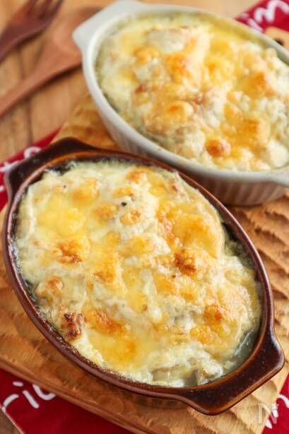 茶色と白色の耐熱容器に入った鶏肉とまいたけの豆腐クリームグラタン