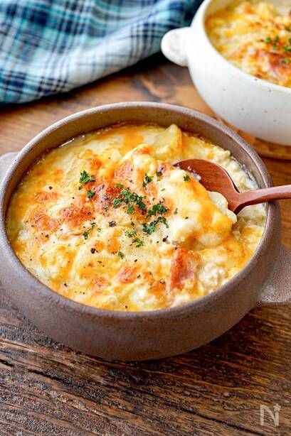 丸形の耐熱容器に入ったベーコンポテトお豆腐グラタン