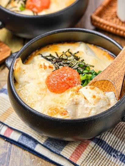 黒い耐熱容器に入ったお豆腐明太チーズグラタン