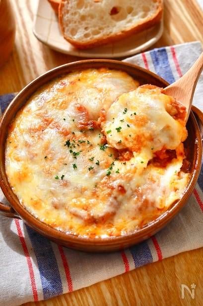 茶色い丸形の耐熱容器に入った豆腐のミートソースグラタン