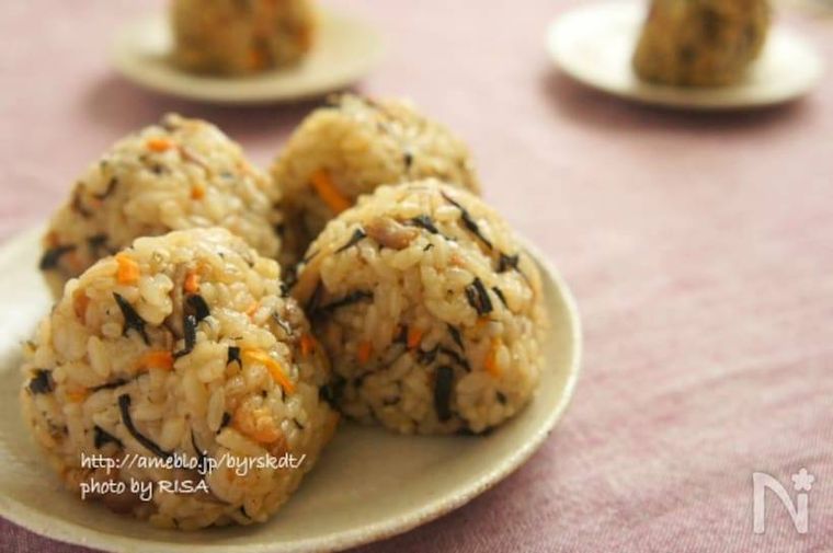 ひじき入り中華おこわをおにぎりにしたものが、器に並んでいる