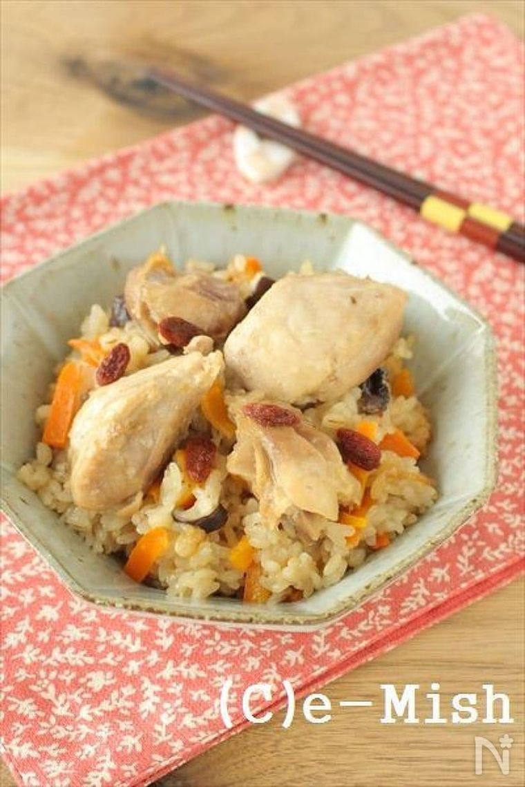 八角形の器に盛られた鶏肉の中華おこわごはん