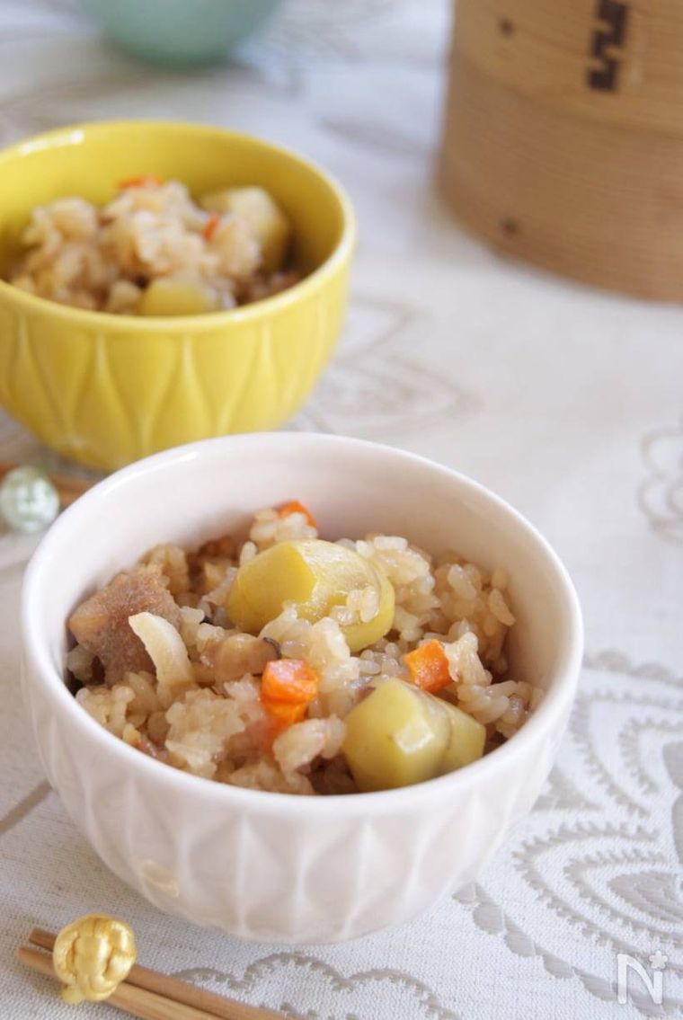 白い器に盛られた栗入り中華おこわ