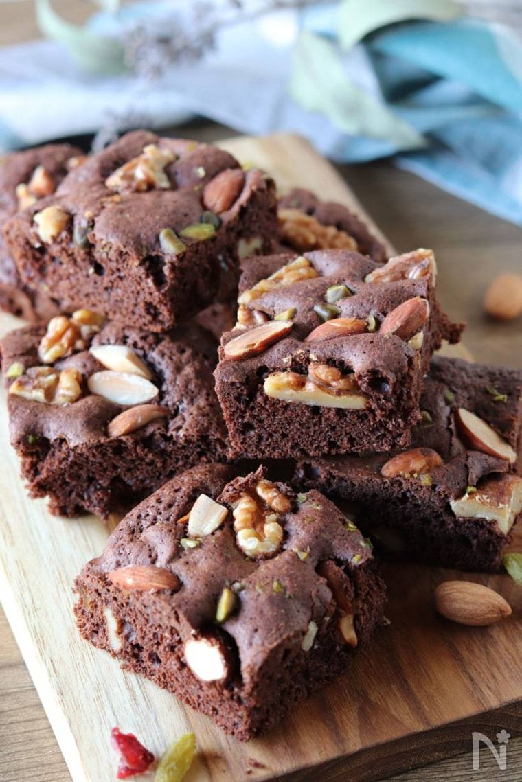 木製ボードの上に置かれたナッツとドライフルーツのブラウニー