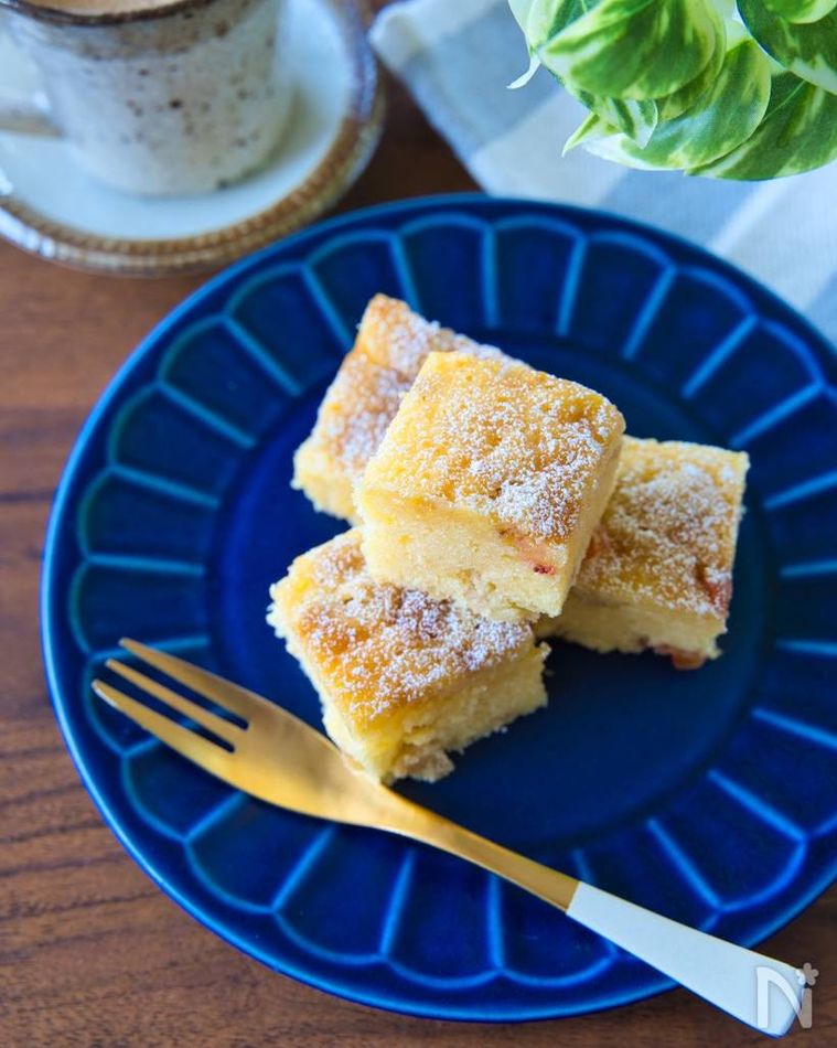 青い器に盛られたホワイトチョコブラウニー