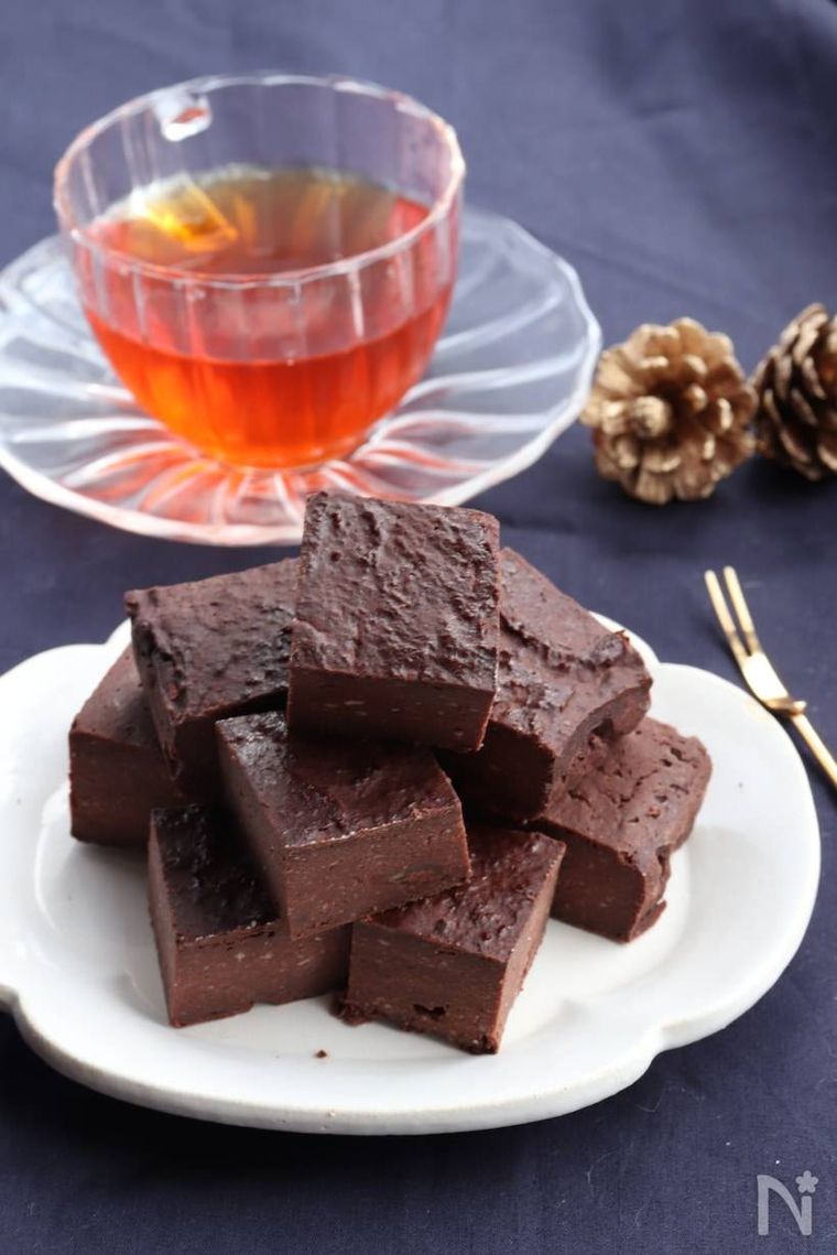 白い器に盛られた豆腐でヘルシーブラウニー