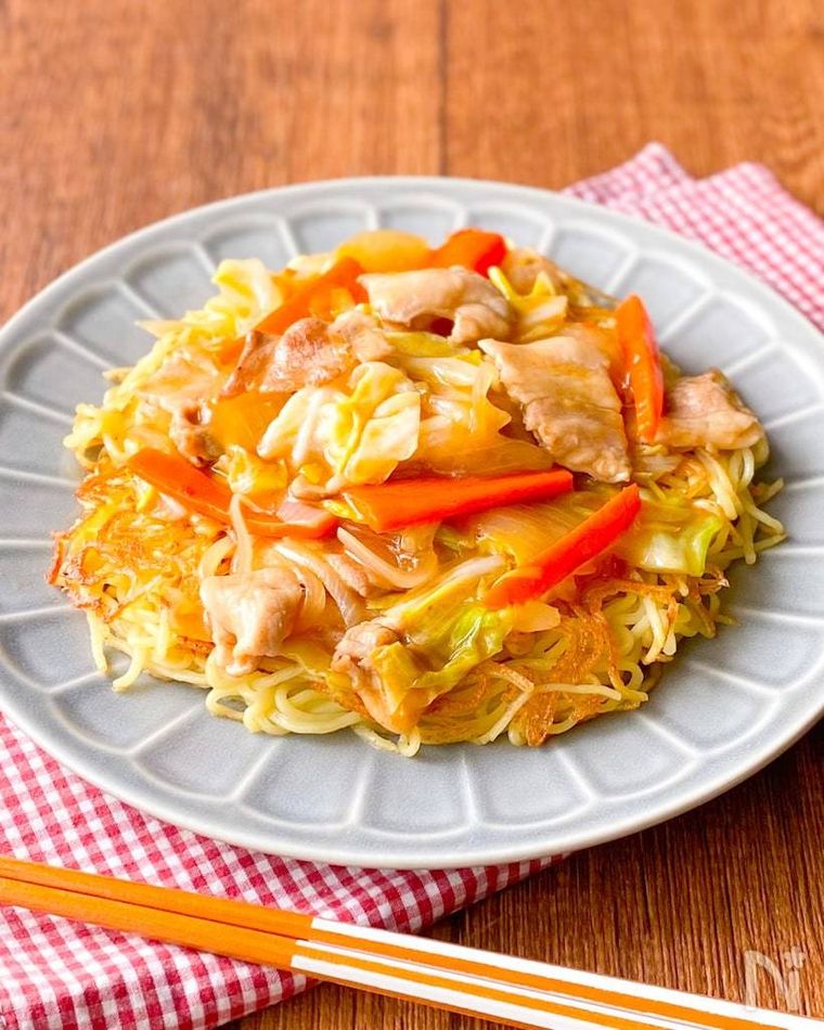 丸形の器に盛られた豚バラとキャベツのあんかけかた焼きそば