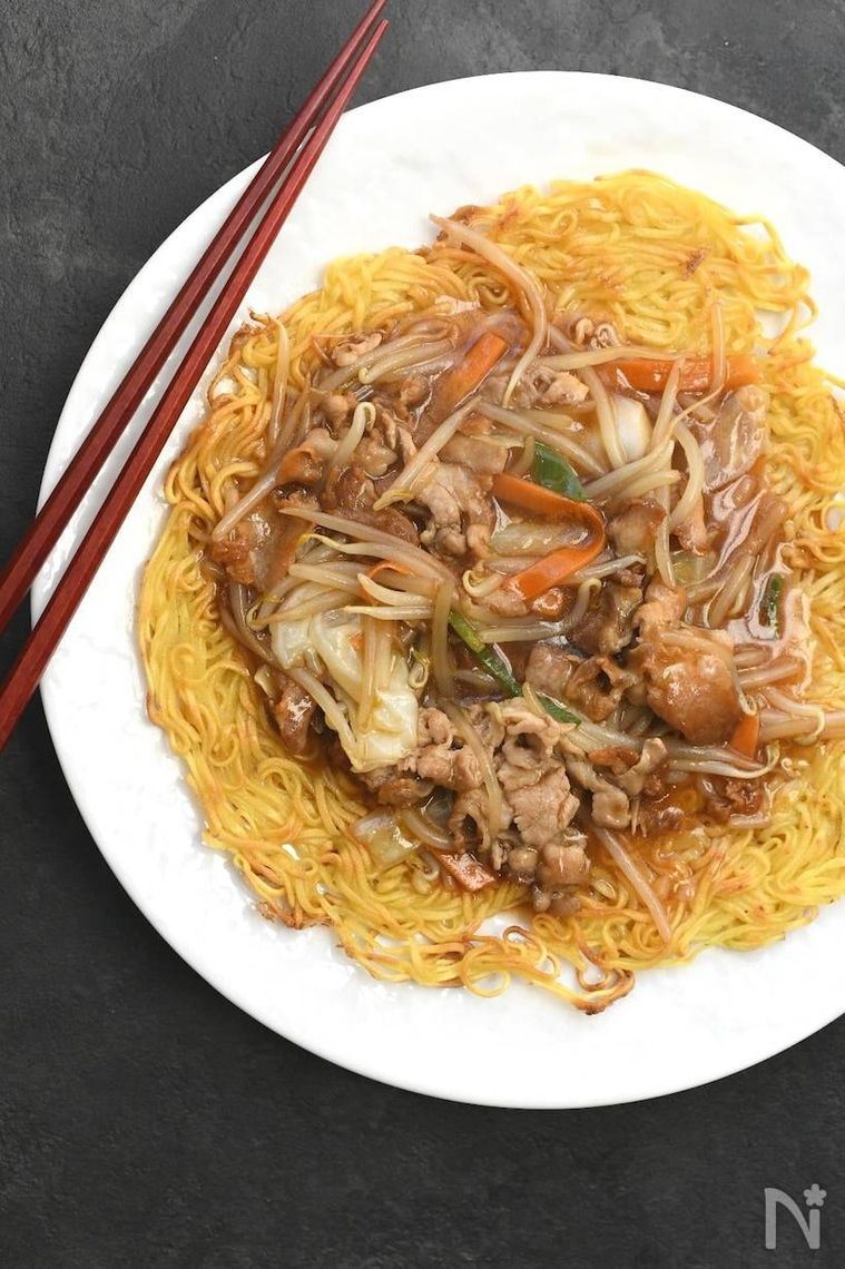 白い器に盛られた本格中華風あんかけかた焼きそば