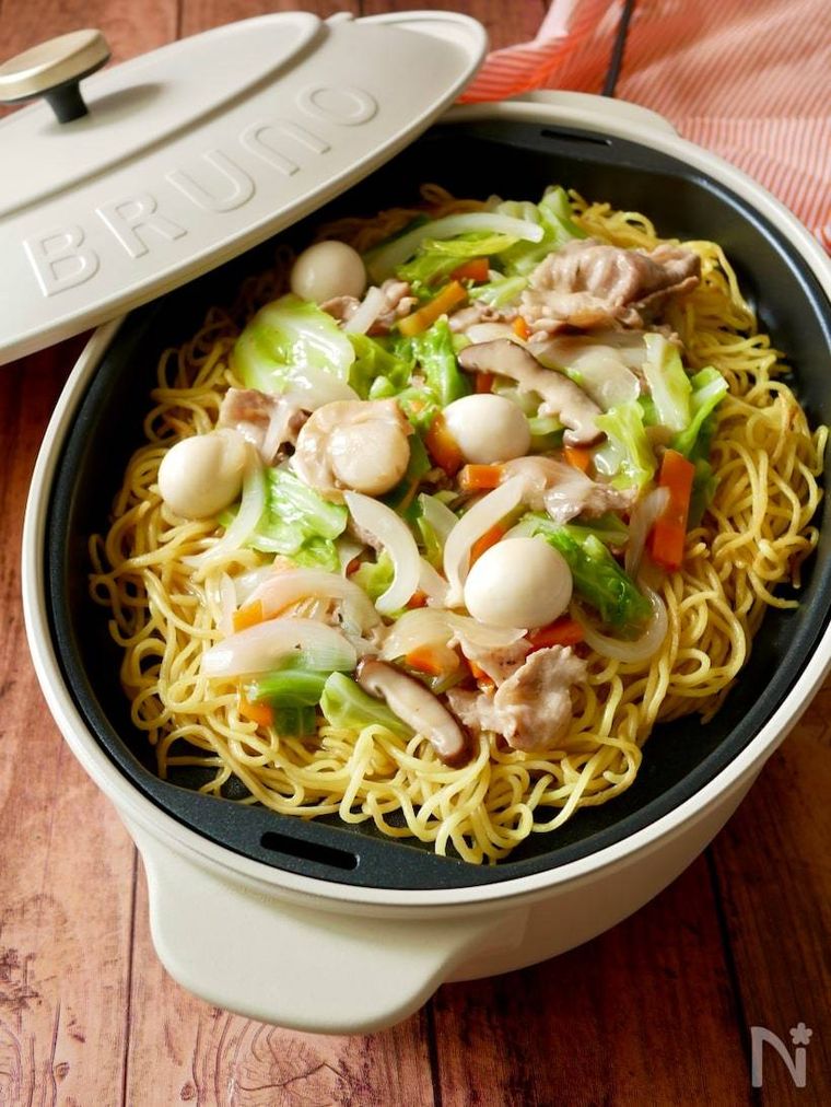 ホットプレートで作られたキャベツとほたてのあんかけ焼きそば