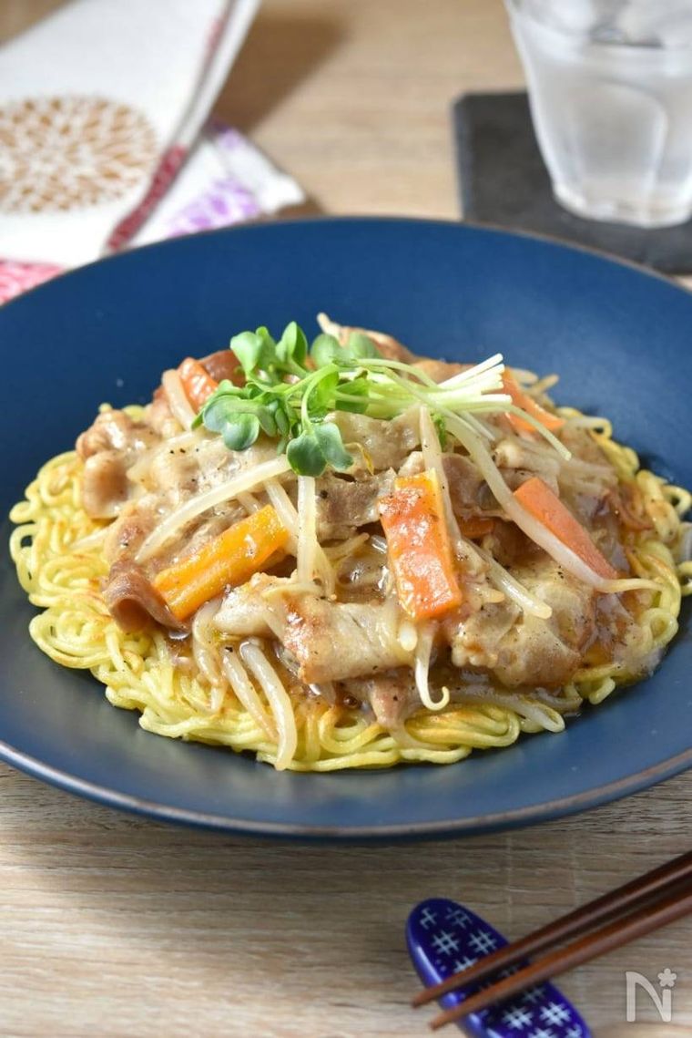 青い器に盛られた豚バラもやしのあんかけかた焼きそば