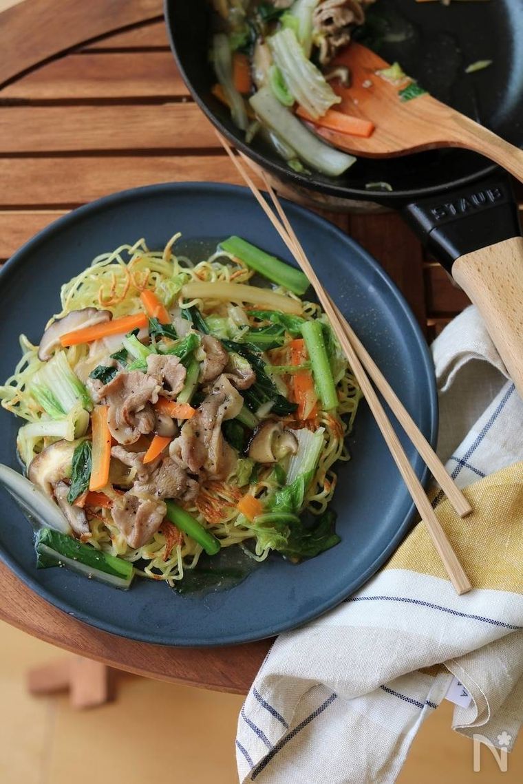 ブルーの器に五目あんかけ焼きそばが盛られている
