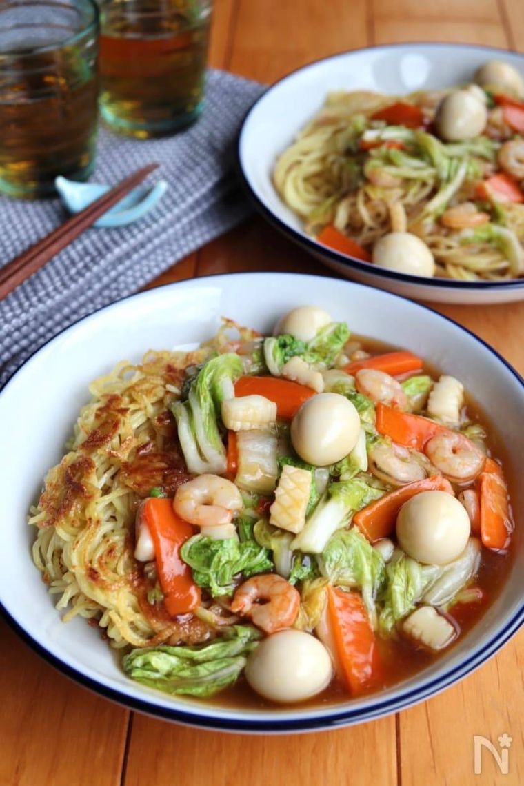 白い丸形の器に盛られた海鮮あんかけ焼きそば