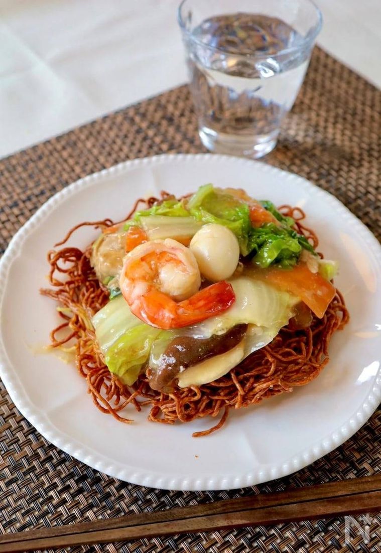 白い器に盛られた簡単揚げないあんかけ焼きそば