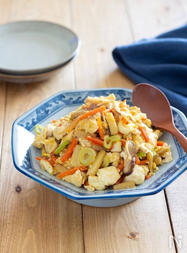 八角形の器に盛られたオイスター炒り豆腐